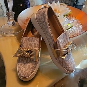 Casual shoe/dress sneaker